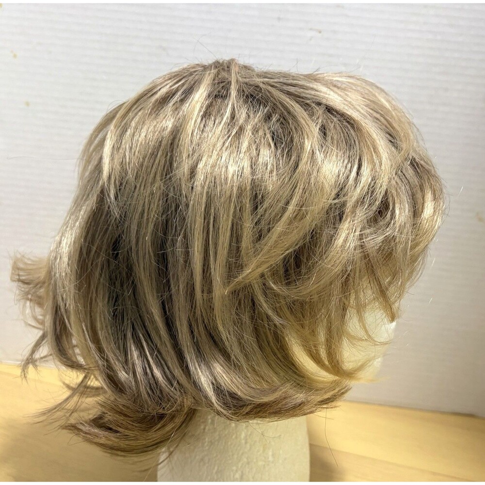 Women's Short Layered Wavy Synthetic Wig Blonde/Light Brown Dark Roots Cap